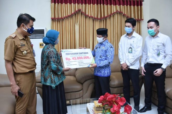 					Wabup Gowa Serahkan Santunan Kematian Kepada Ahli Waris Kader PPKBD