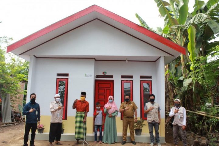 Dua warga Kabupaten Gowa mendapatkan bantuan rumah layak huni dari Pusat Kemanusiaan Sulawesi Selatan AMCF.(Foto: berita.news/Putri)