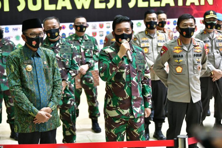 Pelepasan bantuan sembako oleh Panglima TNI, Kapolri dan Gubernur Sulsel.