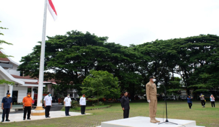 Bupati Gowa, Adnan Purichta Ichsan saat memimpin apel persiapan penyemprotan disinfektan. (Foto: ist).