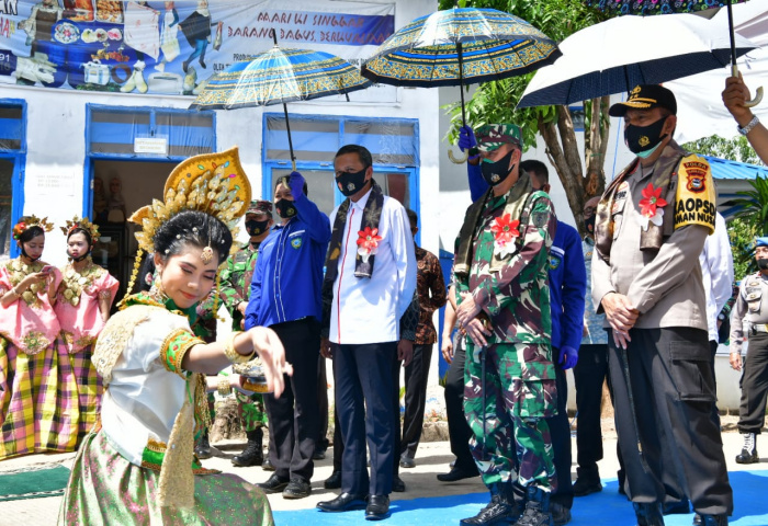 Gubernur Sulsel didampingi Pangdam Hasanuddin dan Kapolda resmikan Balla Rewako Maros.