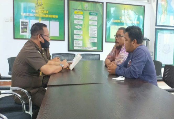 					Direktur LAKSUS Muh Ansar (Kanan) adakan pertemuan dengan Asisten Intelijen Kejati Sulsel Subroto. 