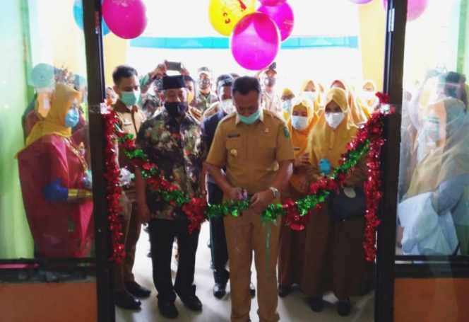 					Peresmian RSUD tipe D ditandai pengguntingan pita oleh Bupati Takalar H Syamsari Kitta. (Dok. Foto Humas Pemkab Takalar). 