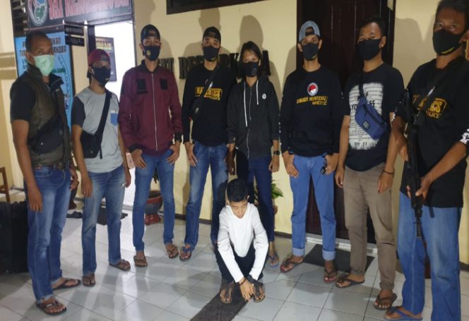 					Personel Drugs Hunter Polres Takalar mengamankan terduga pelaku peredaran obat terlarang. (Dok. Humas Polres Takalar). 