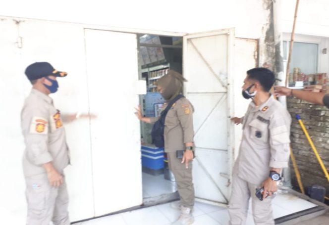 					Penutupan indomart di Jalan Jenderal Sudirman, Kecamatan Pattalassang oleh Satpol-PP Kabupaten Gowa karena tak miliki izin. (Dok. Foto : Humas Pemkab Takalar). 