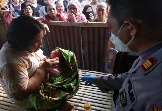 					Bayi jenis kelamin perempuan yang ditemukan warga. ( Dok. Foto Humas Polsek Galut). 