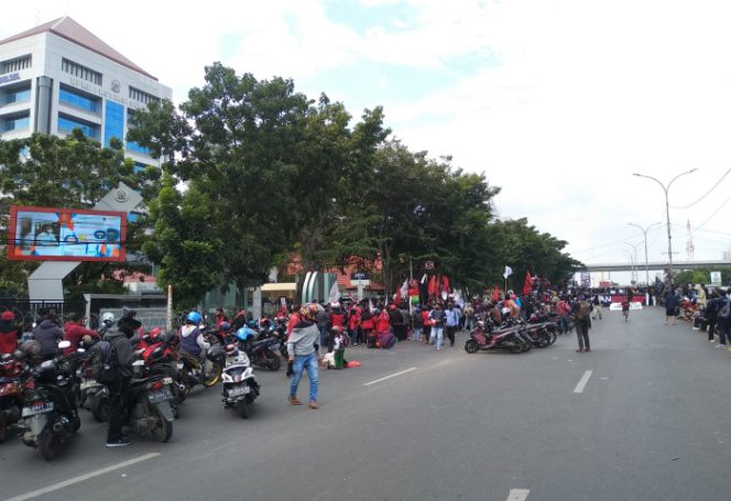 					Aksi Tolak Omnibus law depan kantor DPRD Sulsel (BERITA.NEWS/Andi Khaerul)