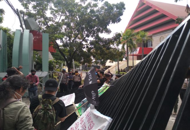 					Bentrok massa aksi tolak Omnibus Law depan kantor DPRD Sulsel (BERITA.NEWS/Andi Khaerul).