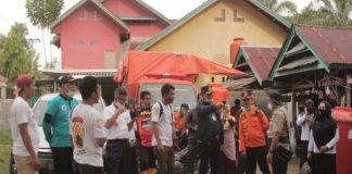 Bupati Luwu Basmin Mattayang (Jaket hitam) ketika berkunjung di Desa Radda Kecamatan Baebunta. (BERITA.NEWS/Asri).