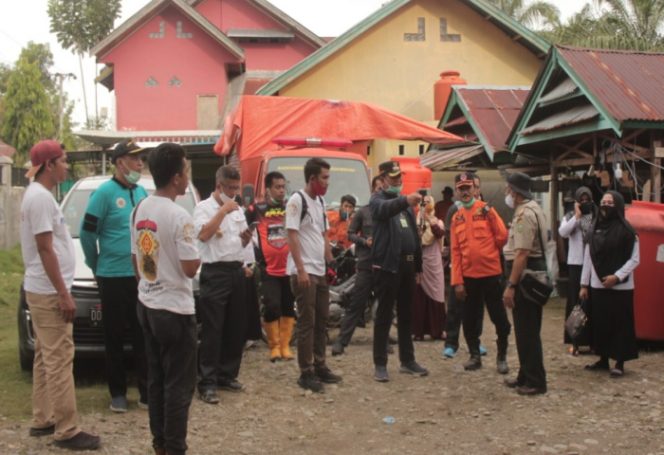 					Bupati Luwu Basmin Mattayang (Jaket hitam) ketika berkunjung di Desa Radda Kecamatan Baebunta. (BERITA.NEWS/Asri). 