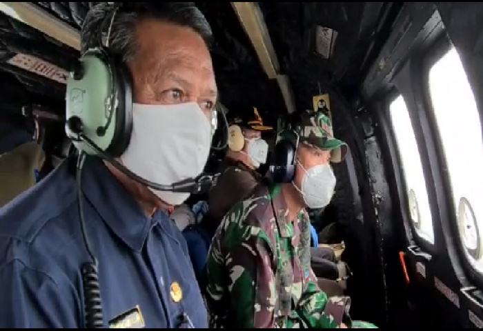 Naik helikopter Gubernur Sulsel Nurdin Abdullah tinjau lokasi Banjir Luwu Utara. (Dok. Foto Humas Pemprov Sulsel). 