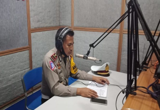 					Kasat Lantas Polres Takalar Iptu Ahmad S.sos sampaikan himbauan ke warga di Radio Harmoni. (Dok. Foto: Humas Polres Takalar). 