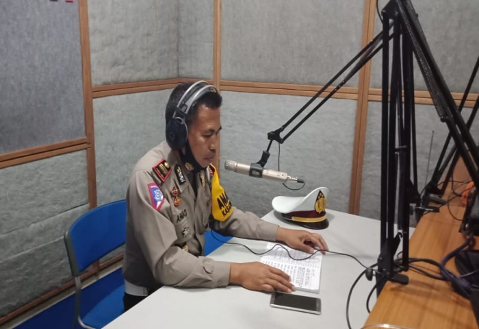Kasat Lantas Polres Takalar Iptu Ahmad S.sos sampaikan himbauan ke warga di Radio Harmoni. (Dok. Foto: Humas Polres Takalar).