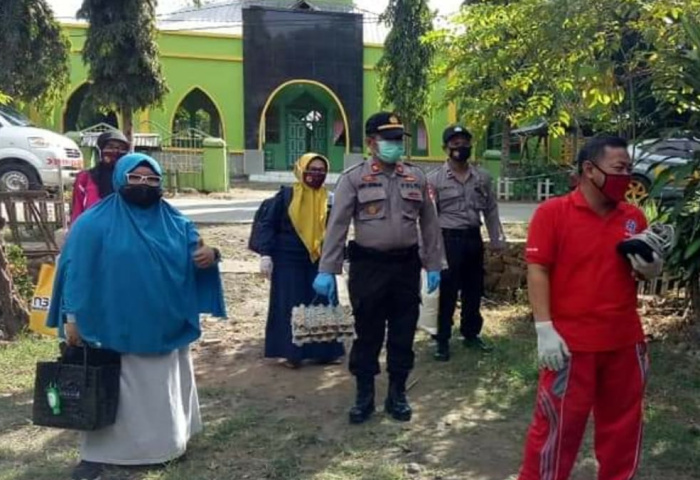 Kapolsek Polongbangkeng Utara (Polut) AKP Andi Hermansyah (tengah) mendampingi tim Pelayanan Kesehatan daei UPT Puskesmas Polut. (Dok. Foto Humas Polres Takalar).