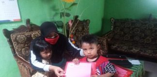 salah satu guru TK Negeri Pertiwi Ranting Letta menyerahkan modul di rumah anak didiknya. (BERITA.NEWS/Saharuddin).