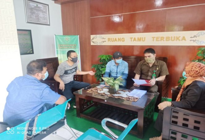 					Tim kuasa Penggungat saat bertamu di PN Enrekang, Rabu (22/07/2020). 