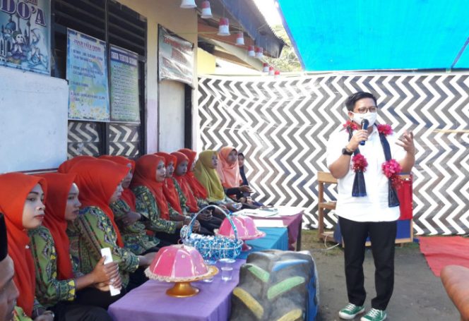 					Tomy Satria dalam sambutannya pada Sosialisasi Pembelajaran Setara Daring bagi peserta didik kesetaraan pada kelompok belajar bontoa binaan PKBM Nadya Desa Jojjolo. (BERITA.NEWS/Idul). 