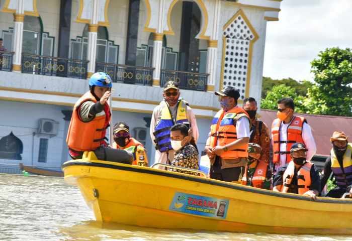 Gubernur Sulsel Nurdin Abdullah saat tinjau lokasi banjir di kabupaten Wajo. (Dok. Foto Humas Pemprov). 