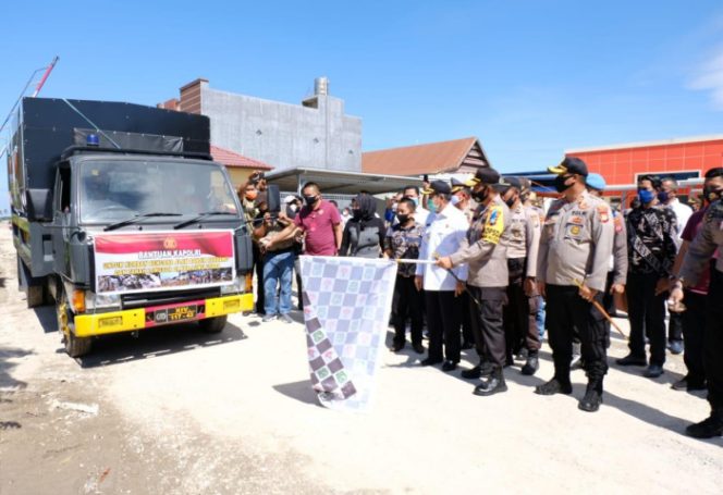 					Kapolda Sulsel saat melepas lima truk bantuan korban bencana di Lutra. (Dok. Foto Humas Polda Sulsel). 