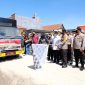 Kapolda Sulsel saat melepas lima truk bantuan korban bencana di Lutra. (Dok. Foto Humas Polda Sulsel).