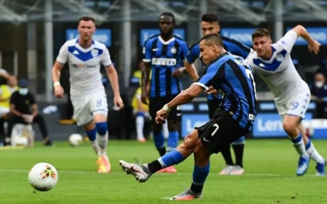 					Penyerang Inter Milan Alexis Sanchez mengeksekusi penalti dalam pertandingan Liga Italia melawan Brescia yang dimainkan di Stadion Giuseppe Meazza, Milan, Rabu (1/6/2020). (ANTARA/AFP/MIGUEL MEDINA)