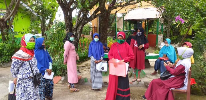 Masyarakat Kabupaten Gowa yang masuk dalam kategori Keluarga Penerima Manfaat saat menerima KKS. (Foto: berita.news/Putri).