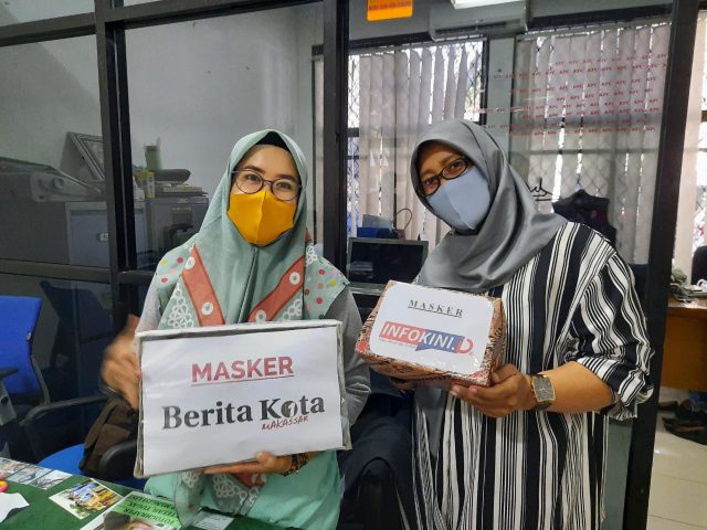 Sejumlah jurnalis Gowa yang memberikan bantuan masker untuk masyarakat gowa. (Foto: berita.news/Putri).