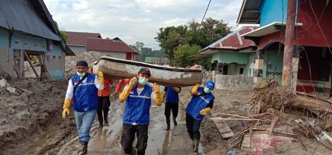 					Tim dari BPBD Mamuju saat membantu warga korban banjir bandang di Luwu Utara.