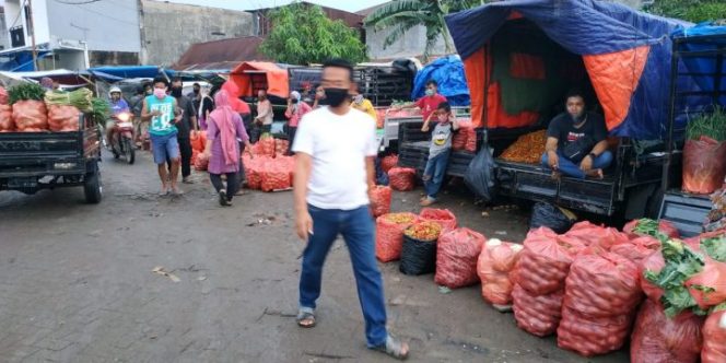 					Pengelola Pasar Minasa Maupa Tutup Akses Bagi Pembeli yang Tak Gunakan Masker