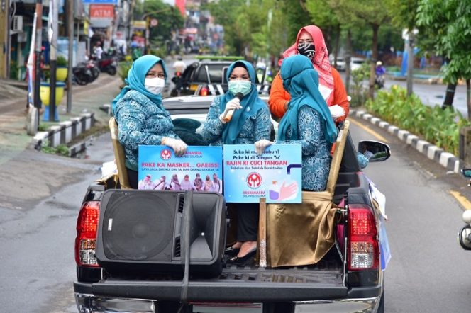 					PKK Sulsel mengedukasi masyarakat pentingnya protokol kesehatan.