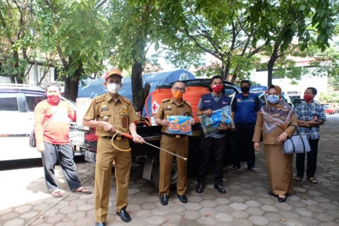 					PMI Sulsel Serahkan Bantuan Penanganan Covid-19 di Gowa