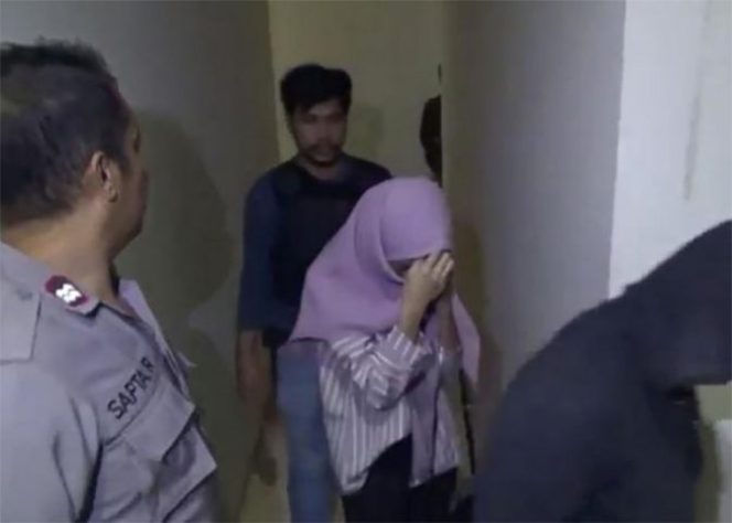 					Pasangan Mesum Yang Berhasil Diamankan Oleh Pihak Kepolisian Saat Razia Hotel. (Int)