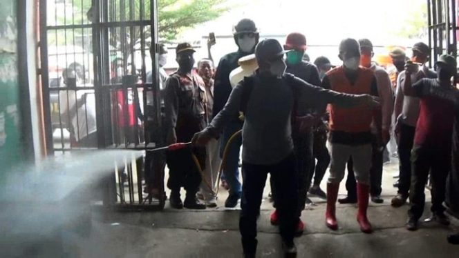 					Foto: Bupati Polman pimpin penyemprotan disinfektan di Pasar Sentral Pekkabata. (Abdy Febriady/detikcom).