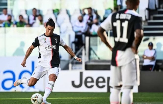 					Penyerang Juventus Cristiano Ronaldo melakukan tendangan bebas dalam pertandingan Liga Italia melawan Torino yang dimainkan di Allianz Arena, Turin, Sabtu (4/7/2020). (ANTARA/AFP/MARCO BERTORELLO)
