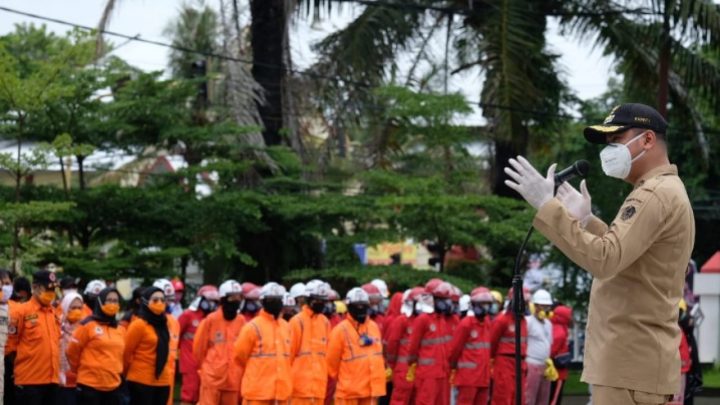 Suasana apel persiapan penyemprotan disinfektan secara massal di Kabupaten Gowa yang dipimpin oleh Bupati Gowa, Adnan Purichta Ichsan. (Foto: berita.news/Putri)