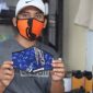 Pengrajin lokal memperlihatkan prodak masker kain. (Foto: berita.news/Putri)