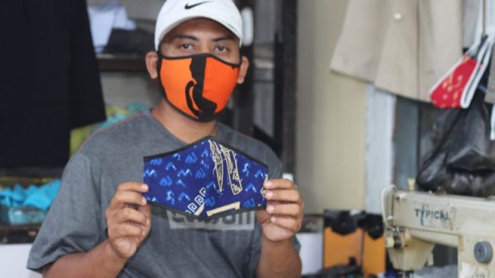 Pengrajin lokal memperlihatkan prodak masker kain. (Foto: berita.news/Putri)