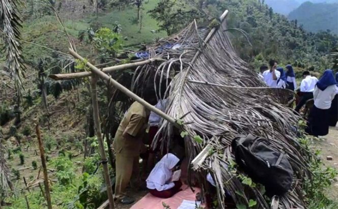 					Sejumlah Siswa Yang Sedang Mengikuti Kelas Online di Tepi Jurang di Kab. Sidrap. (Foto: Detik.com)