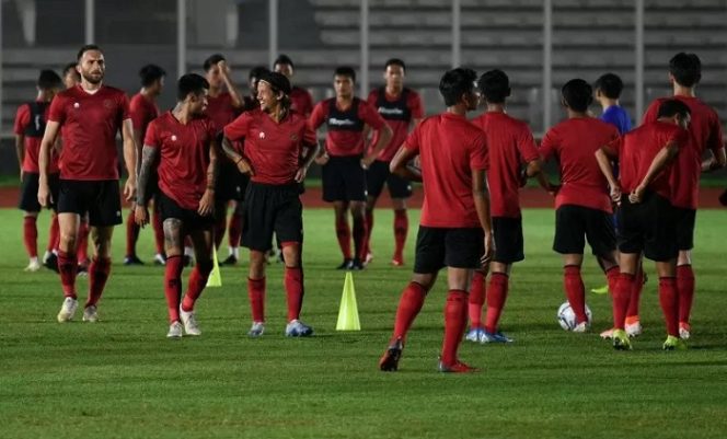 					Foto ilustrasi: Pesepak bola Timnas Indonesia berlatih di Stadion Madya, Senayan, Jakarta, Senin (17/2/2020). Pelatih asal Korea Selatan Shin Tae-yong memusatkan materi latihan untuk kekuatan fisik para pemain Timnas. ANTARA FOTO/Puspa Perwitasari/pras.