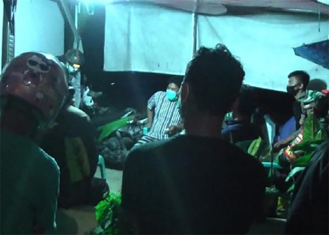Warga Hadang Petugas yang Akan Makamkan Pasien Corona di Mamuju. (Foto: Detik.com)