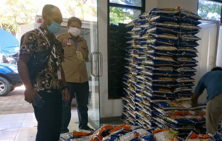 Pemkab Gowa yang diwakili Sekda Muhlis menerima langsung 15 Ton beras dari NRA Grup untuk sumbangan penanganan Covid-19. (foto: berita.news/Putri)