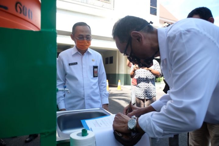 Sekda Gowa Muhlis saat menerima wastafel portabel karya anak SMK Negeri 3 Gowa. (foto: berita.news/Putri)