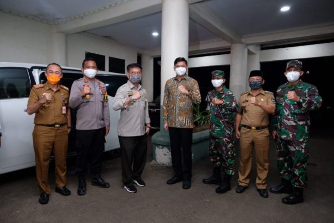					Mentan Serahkan 30 Baju Hazmat dan 1000 Masker Medis untuk Tangani Covid-19 di Gowa