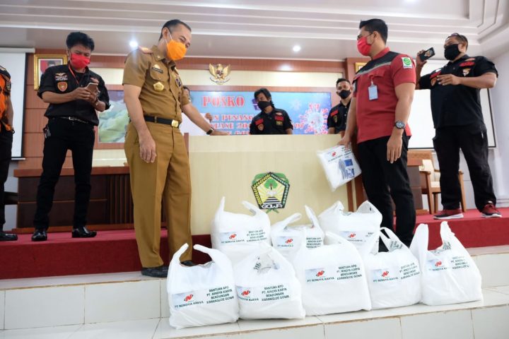 Sekda Gowa, Muhlis saat menerima bantuan APD dari PT Nindya Karya. (foto: berita.news/putri)