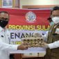 Pemkab Gowa diwakili Sekda Gowa, Muhlis terima langsung bantuan PAD dari Pemerintah Provinsi Sulsel. (foto: berita.news/Putri)