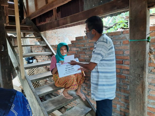 Penyerahan Bantuan Langsung Tunai kepada masyarakat pra sejahtera di Kabupaten Gowa. (Foto: berita.news/Putri)