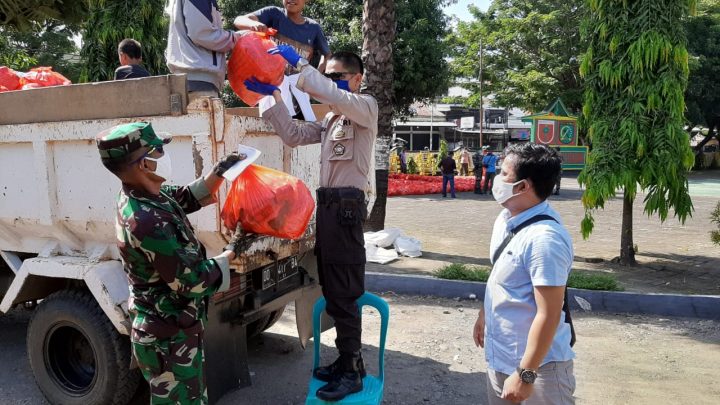 Personel TNI Polri mengawal penyerahan BLT di Kabupaten Gowa. (Foto: berita.news/Putri)