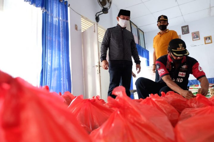 Wakil Bupati Gowa Abdul Rauf Malaganni pantau langsung penyaluran BLT. (Foto: berita.news/Putri)