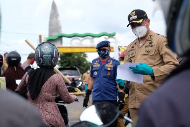 					Bupati Adnan Periksa Langsung Identitas Pengendara yang Ingin Masuk ke Gowa