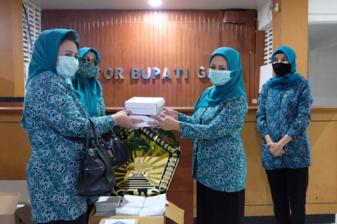 					Wakil Ketua TP PKK Gowa Terima Bantuan Makanan dan Hand Sanitizer Dari TP PKK Prov Sulsel